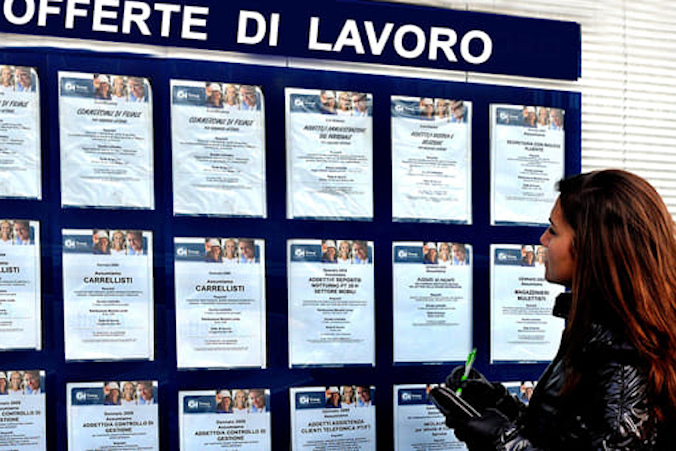 Bacheca con offerte di lavoro